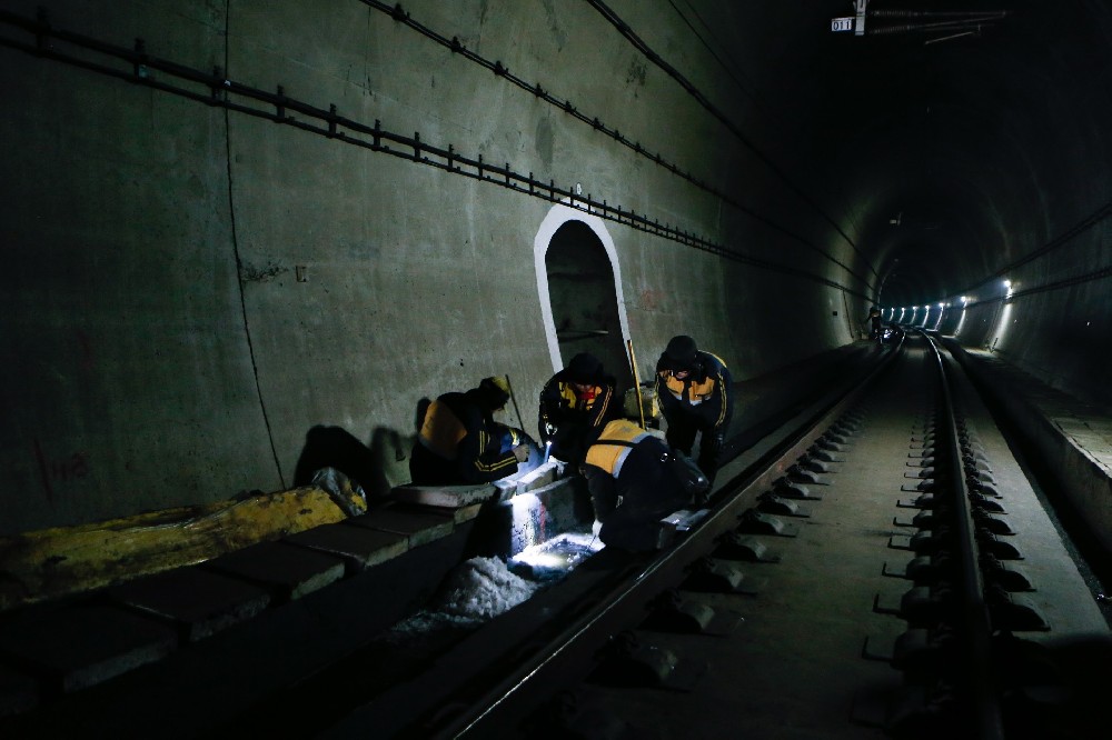 新吴铁路运营隧道病害现状